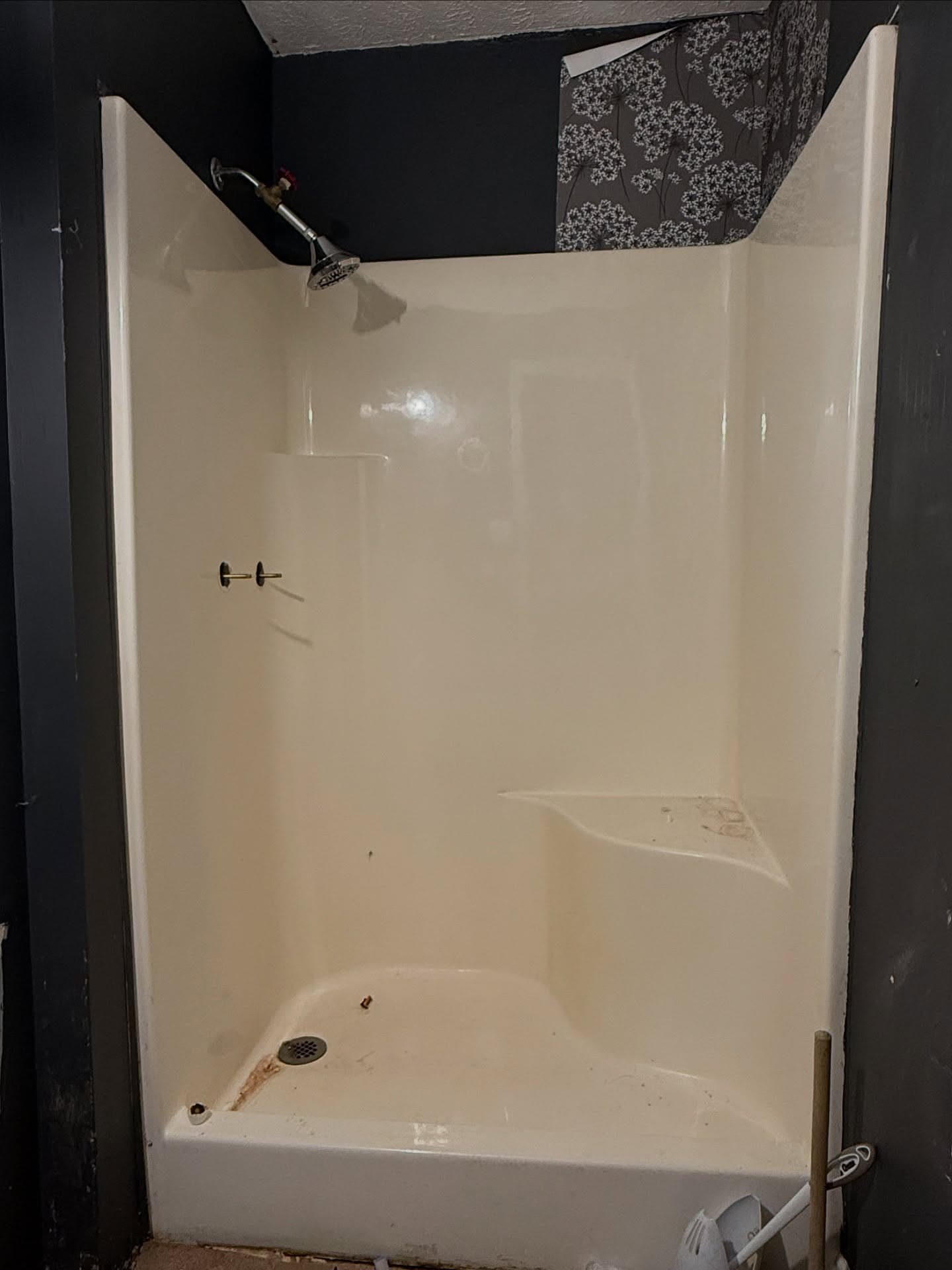 Bathroom 1 before EverBath installation